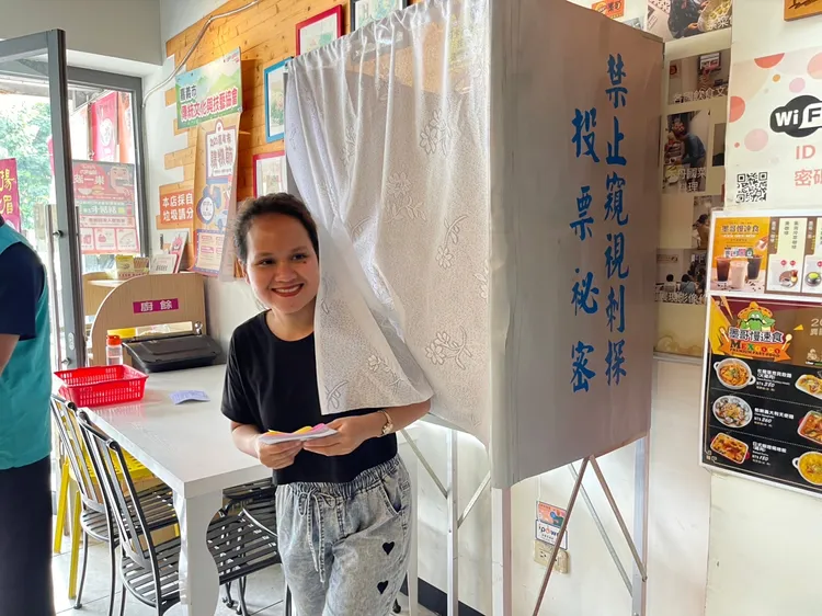 印尼新住民SRI開心地完成模擬圈選。翻攝畫面