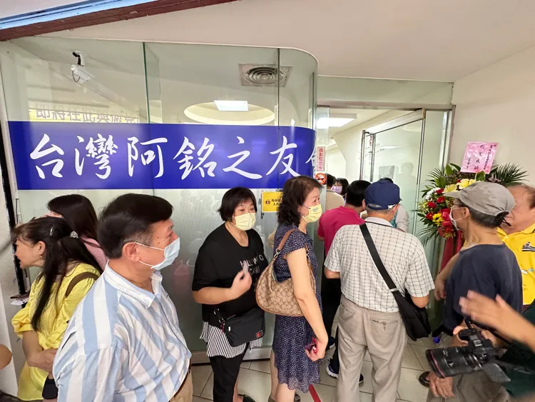 民眾排隊連署，阿銘之友會內部則是嚴防，拒絕媒體採訪。曾佳俊攝