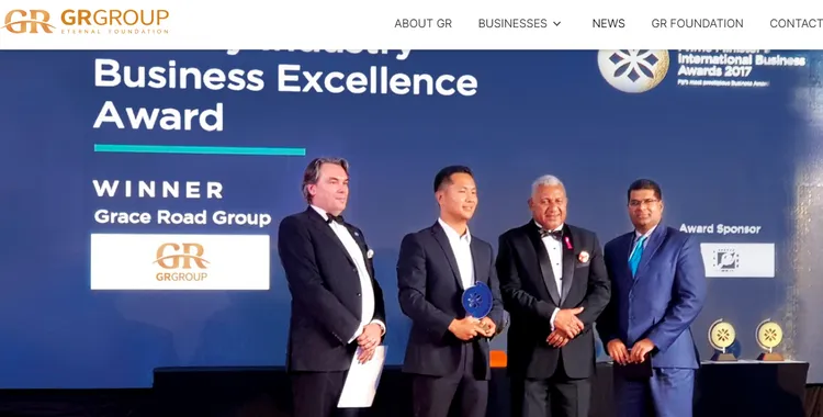 丹尼爾金與斐濟前總理等人合影。新聞稿指斐濟政府稱讚恩惠路集團對斐濟貢獻良多。翻攝網頁