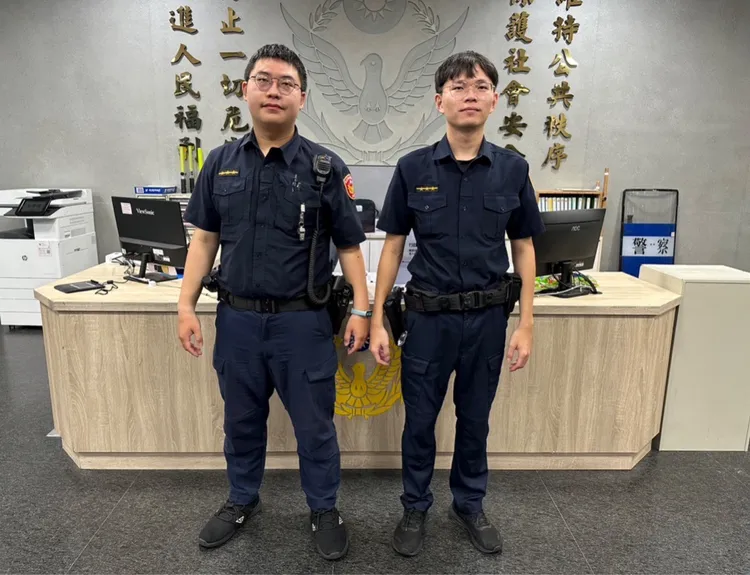 士林分局社子所2名警員鬼門關前上演即刻救援。翻攝畫面