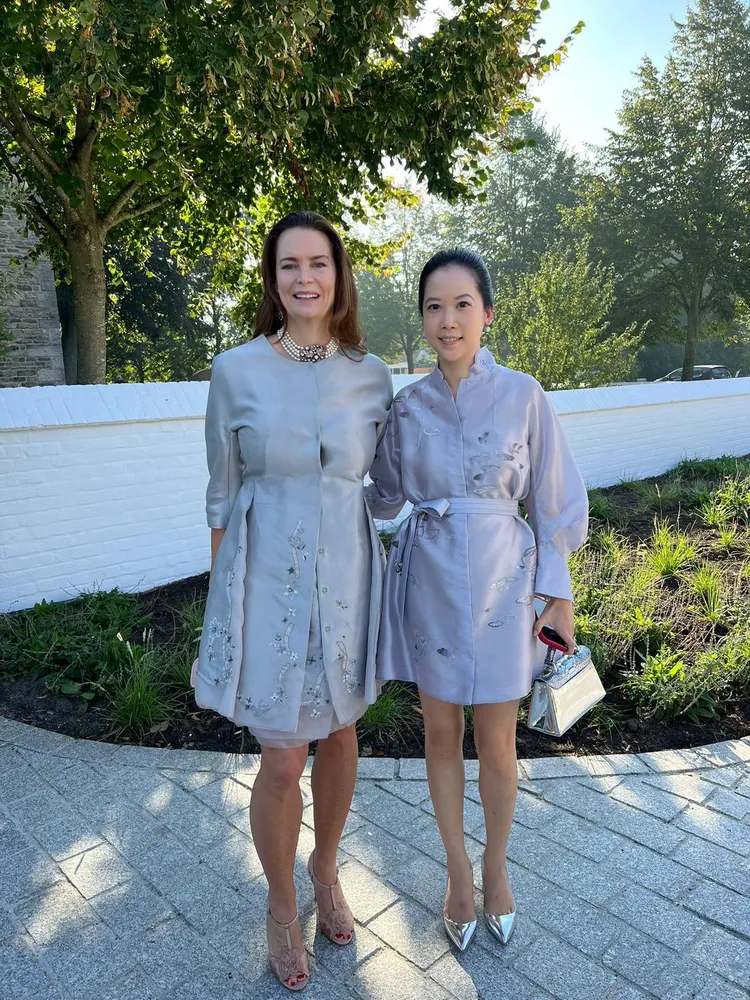 許媖媖與英國《獨立報》總編輯葛瑞格老婆都穿著夏姿中式禮服，開心合影。讀者提供