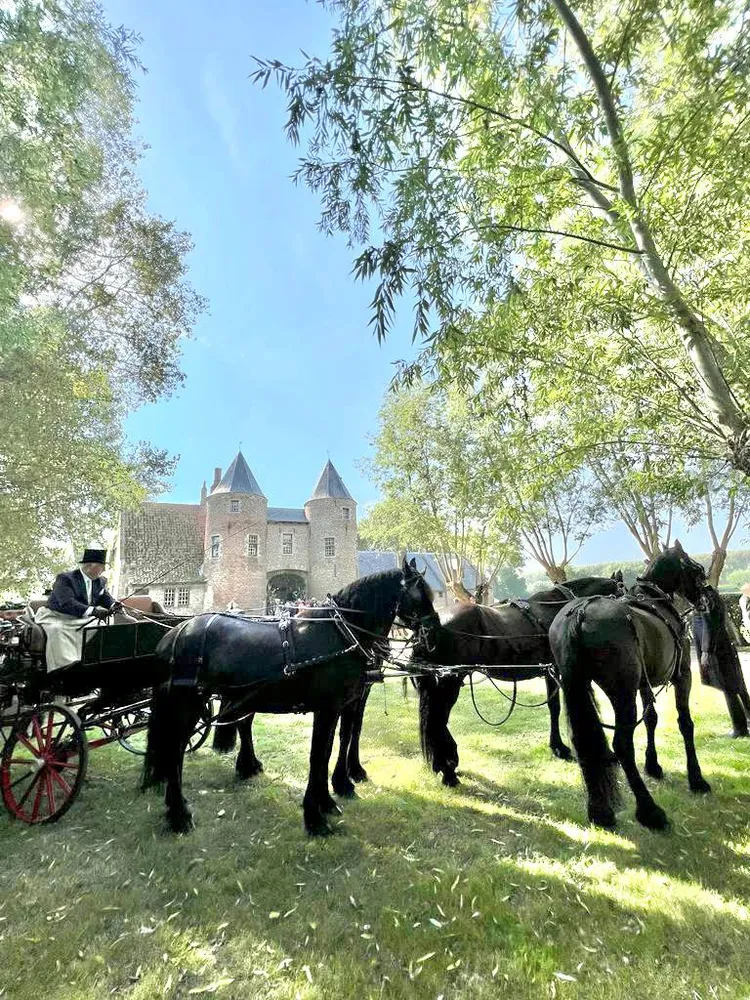 婚宴上還有馬車。讀者提供