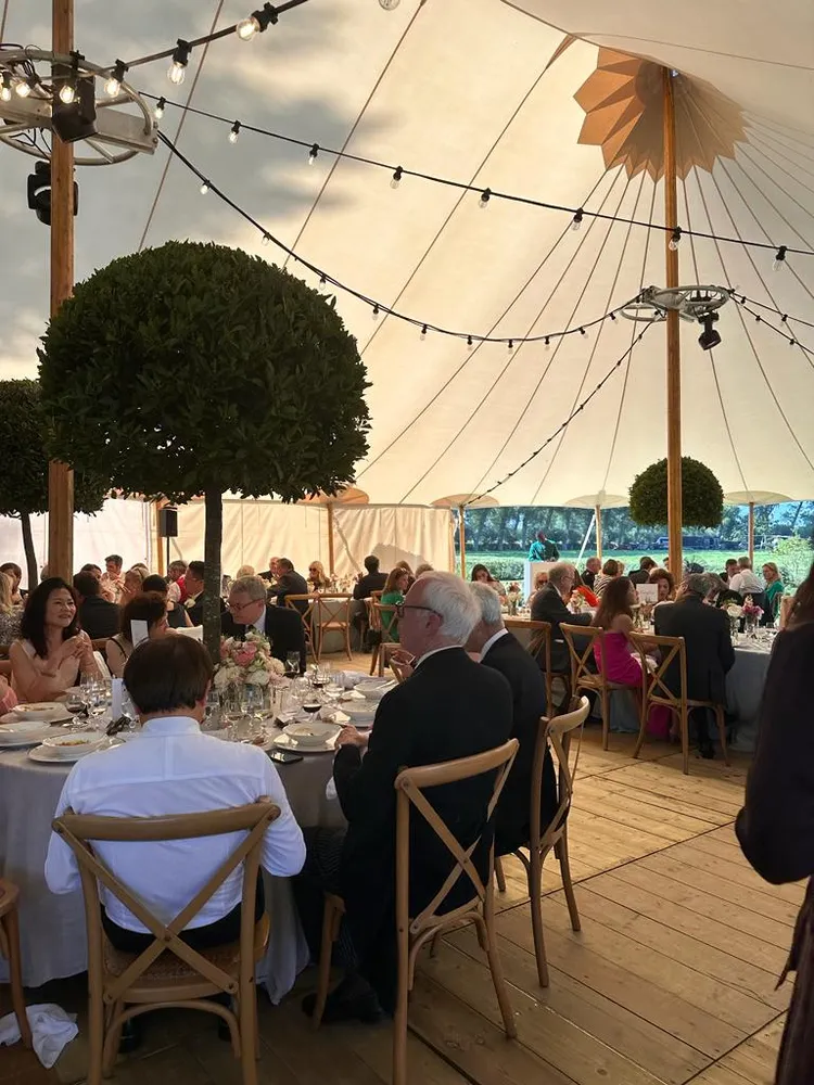 搭起帳篷宴請200賓客。讀者提供