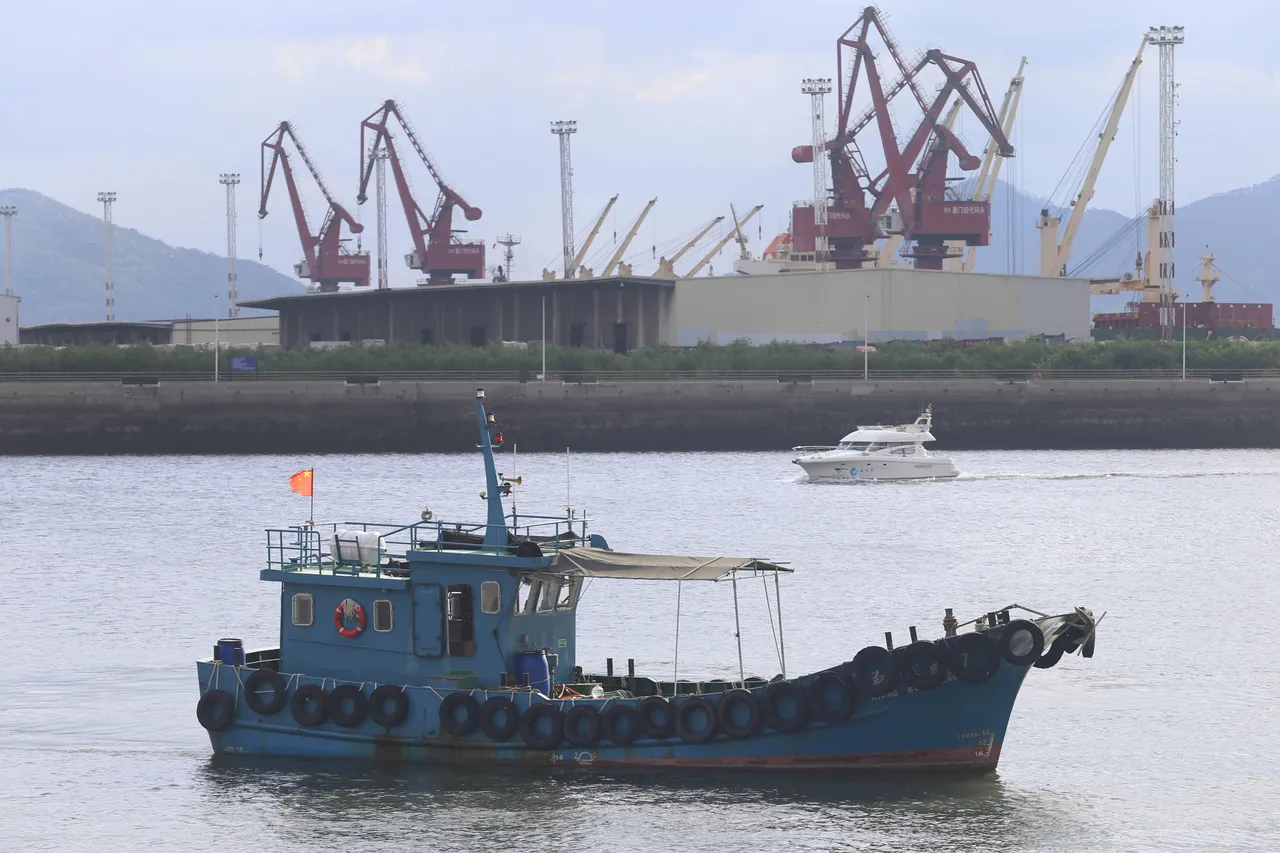 中國福建廈門高崎閩台中心漁港,漁船駛入避蘇拉颱風。新華社