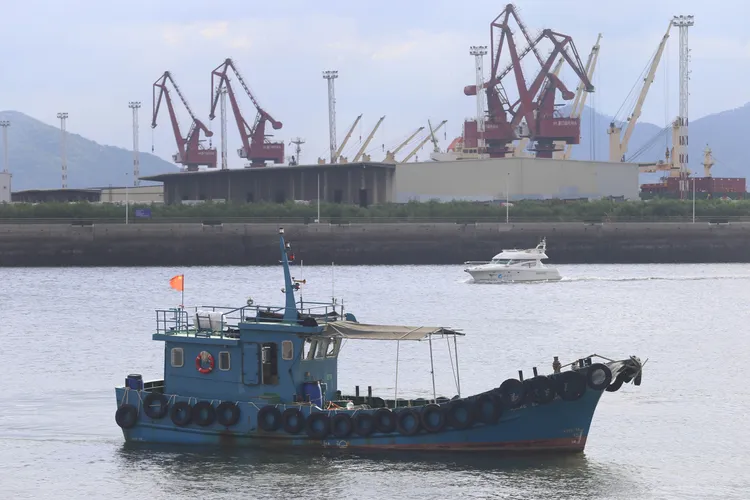 中國福建廈門高崎閩台中心漁港，漁船駛入避蘇拉颱風。新華社