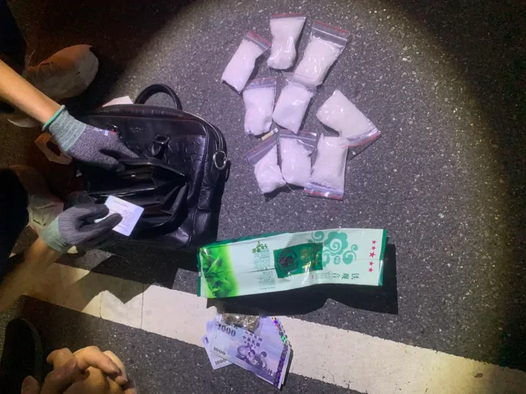 警方在嫌犯所攜帶的茶葉包裝內起獲毒品K他命及大麻。民眾提供