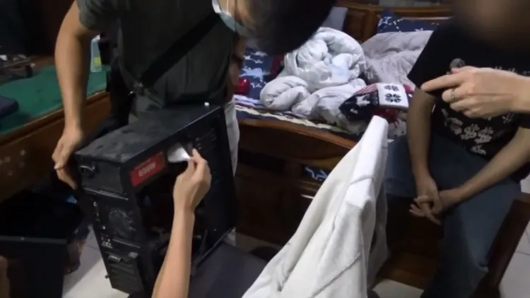 袁嫌將毒品藏在電腦主機內，被警方識破搜出。民眾提供