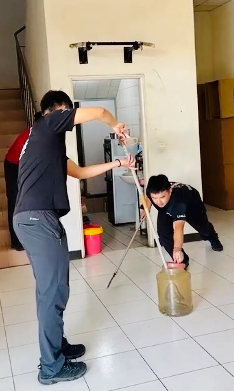 這尾不速之客成了年輕隊員的活教材。消防局提供