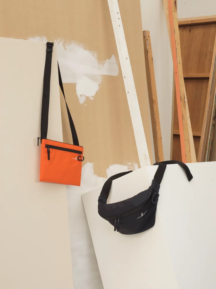 URBAN推出斜背小包、腰包、後背包等款式。品牌提供