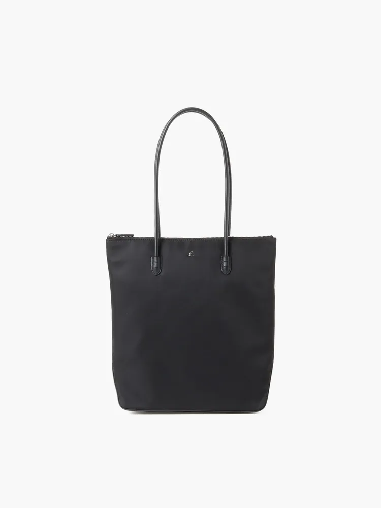 直形尼龍托特包。品脾提供