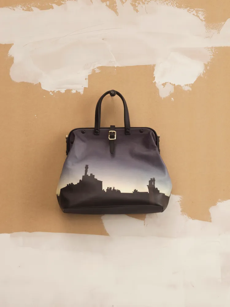 皮革包款擁有不同花紋。品牌提供