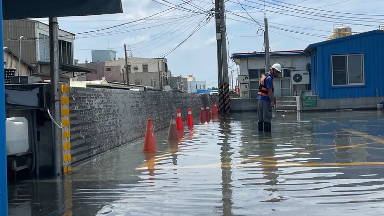 潮位上漲，青山漁港升起擋水閘門因應。讀者提供