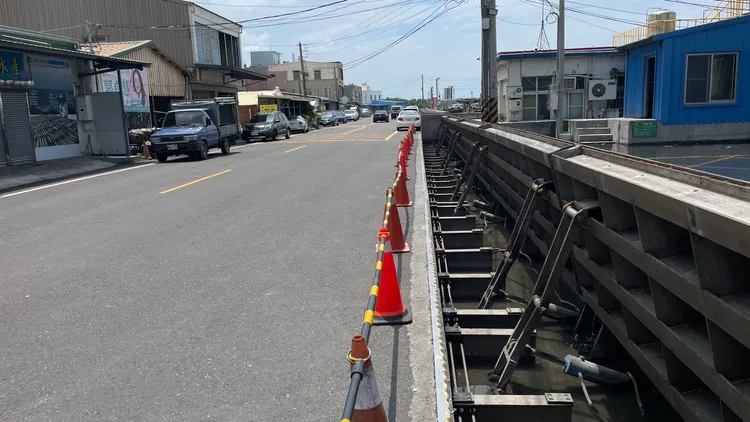 擋水閘門畫出二個世界。讀者提供