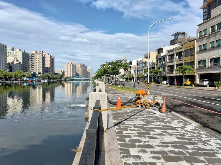 水利局在運河旁增設抽水機加速抽排。水利局提供