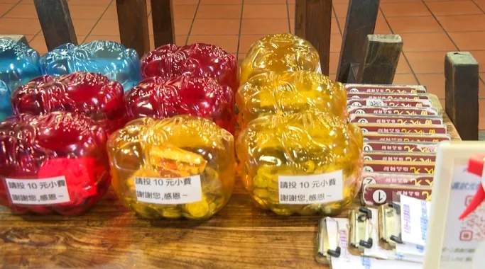 業者在每個餐桌上都放置收小費的小豬撲滿。民眾提供