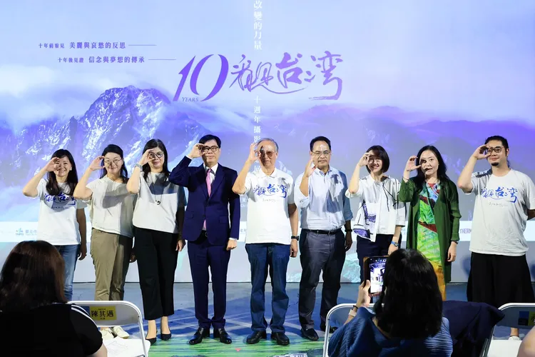 開幕時貴賓做出看見手勢。市府提供