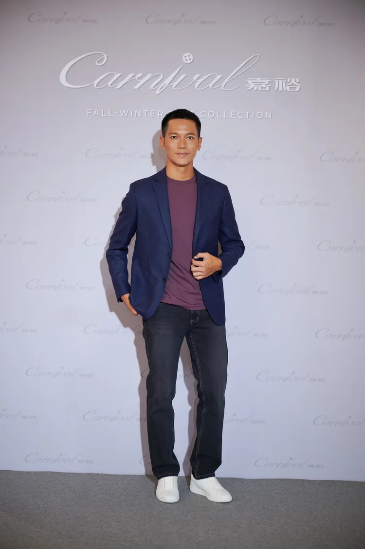 梁瀚名以格紋獵裝外套搭配下丹寧褲。品牌提供