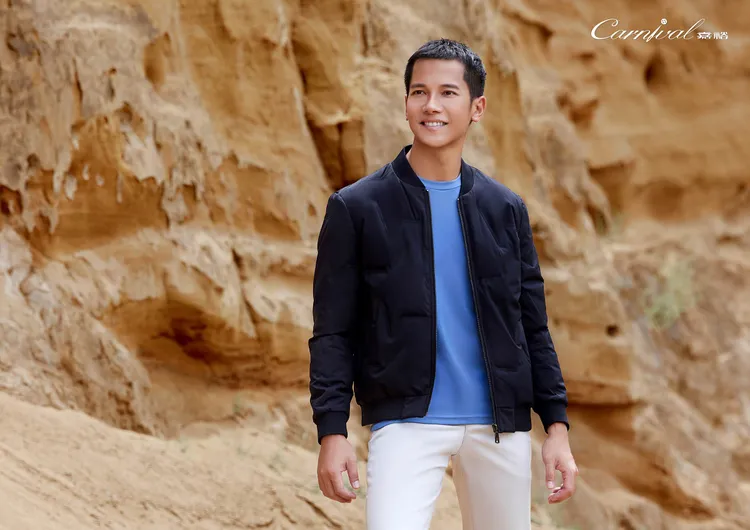 深藍色高週波輕羽絨休閒外套9980元、深藍色Carnival月球刺繡絲光長袖上衣3080元。品牌提供