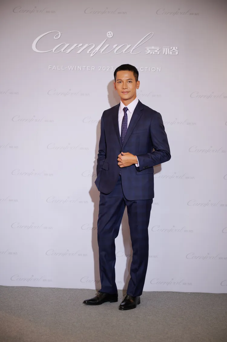 梁瀚名穿上SUPER 150'S精紡羊毛成套西裝。品牌提供