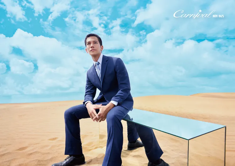 SUPER 130'S 藍色格紋精紡羊毛成套西裝2萬4880元、藍色緹花抗皺機能長袖商務襯衫3280元、100%真絲藍色緹花領帶2680元。品牌提供