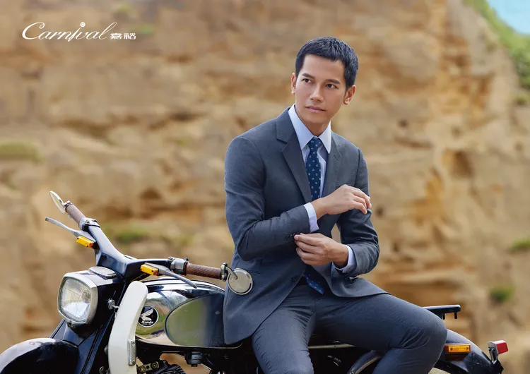 SUPER 110'S 灰色斜紋精紡羊毛成套西裝2萬4880元、藍白緹花條紋竹纖維機能長袖商務襯衫3280元、100%真絲藍色緹花領帶2680元。品牌提供