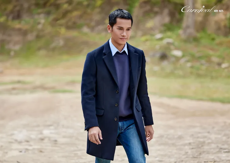 喀什米爾羊絨混紡西裝領中長版大衣3萬2880元、深藍色Carnival月球刺繡長袖衛衣3280元、藍色印花竹纖維機能長袖商務襯衫3280元。品牌提供