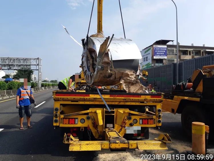擋道鋼捲遭吊起移除，恢復正常通行。警方提供