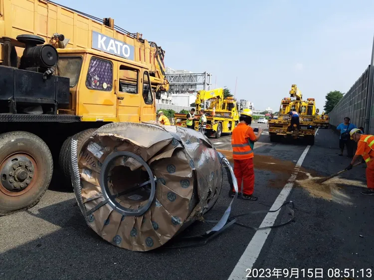 大型吊車前來協助排除。警方提供