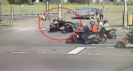新北疏洪道騎士綠燈起步遇劫 慘被左方來車「高速擊墜」