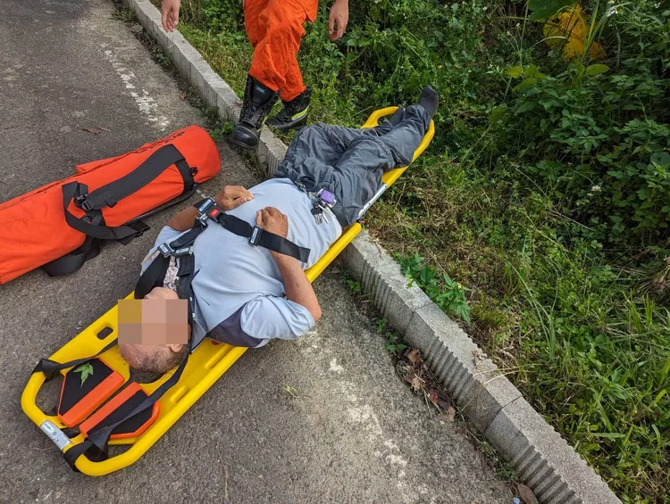 警消將老翁救起送醫。新竹縣消防局提供