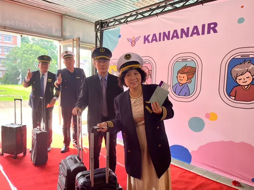 開南大學迎開學！校長扮機長迎新　社團勁歌熱舞招新人