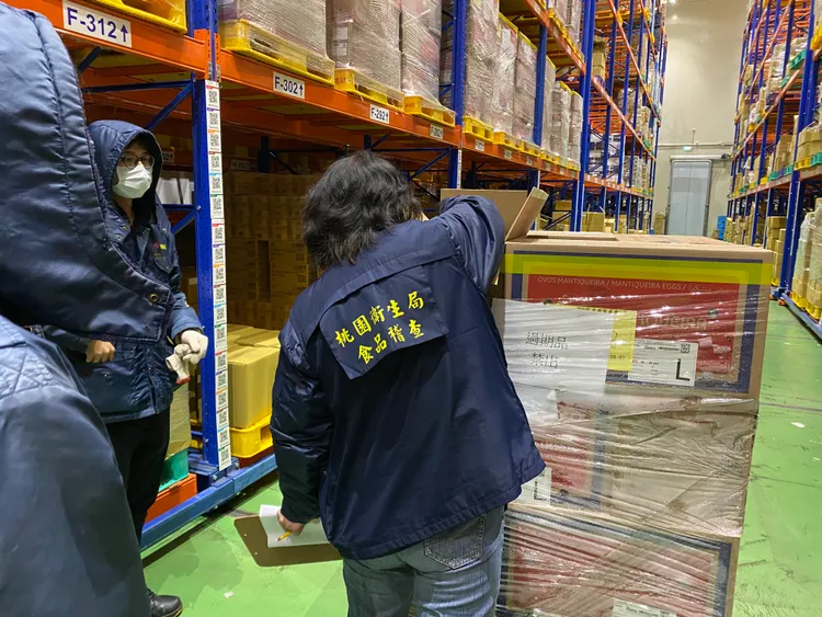 稽查人員前往物流公司追查蛋品。桃園市衛生局提供