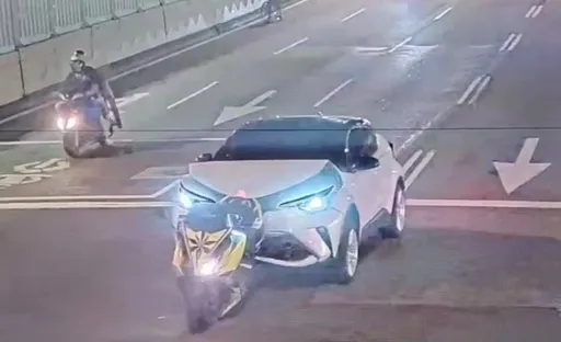 正面視角曝光!撞人還卡重機車頭肇逃 酒測值超驚人