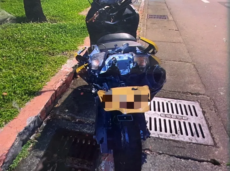 遭撞的重機。翻攝畫面