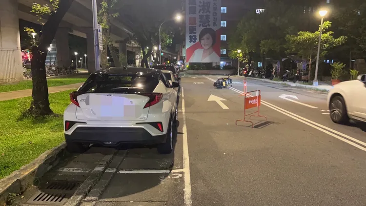 肇事車輛丟棄在路旁。翻攝畫面