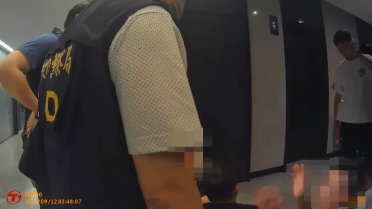 警方在走廊發現好幾名受傷男子。讀者提供