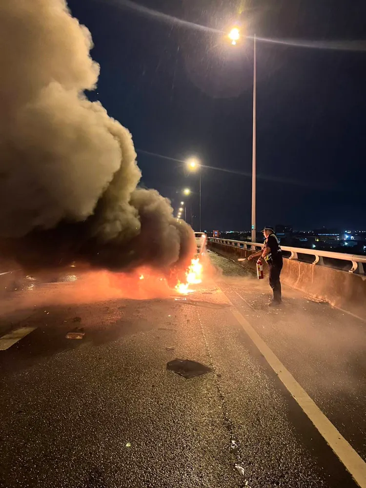 廂型車起火燃燒。民眾提供