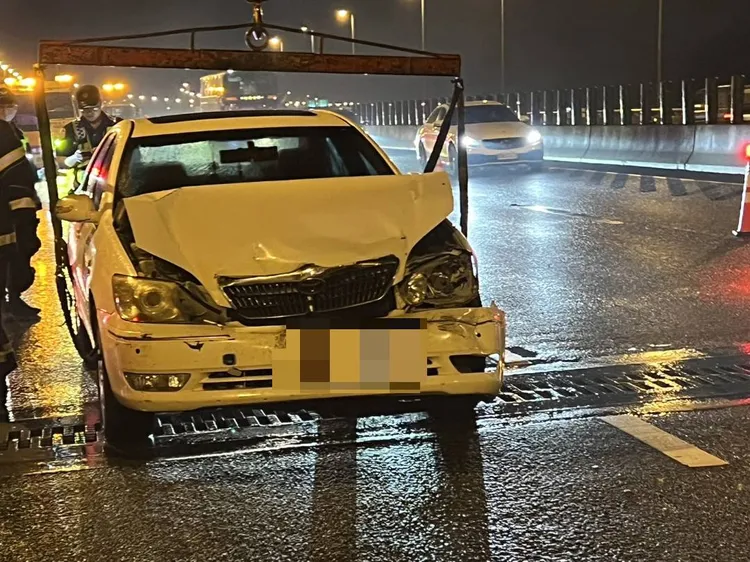 後方3輛車追撞廂型車。民眾提供