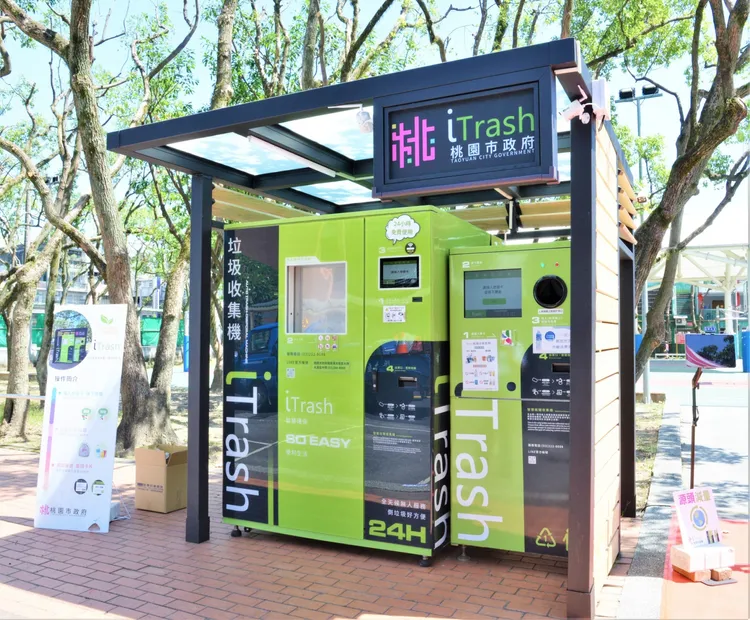 智慧垃圾桶具備壓縮、除臭、冷藏等功能，丟垃圾時不會有異味。環保局提供