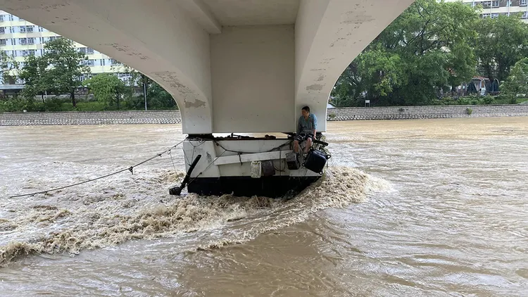 大叔棄船在橋下等待救援。翻攝自「大埔人大埔谷」臉書