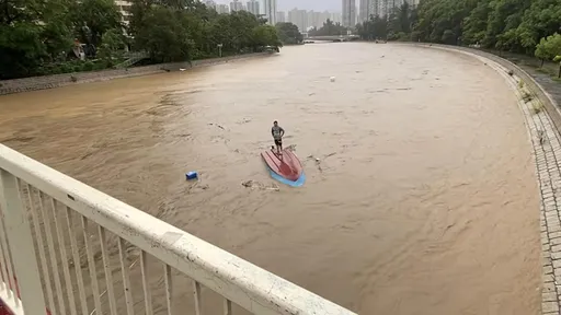 暴雨翻船上演「中年Pi的奇幻漂流」　香港淡定大叔畫面瘋傳