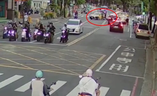 無照男停紅燈遭撞 暴怒拿安全帽狂尻小黃運將