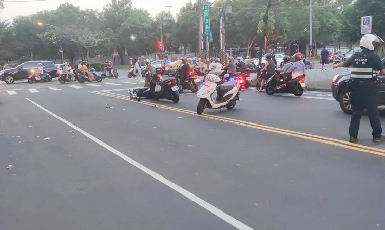 騎士遭撞倒。翻攝畫面