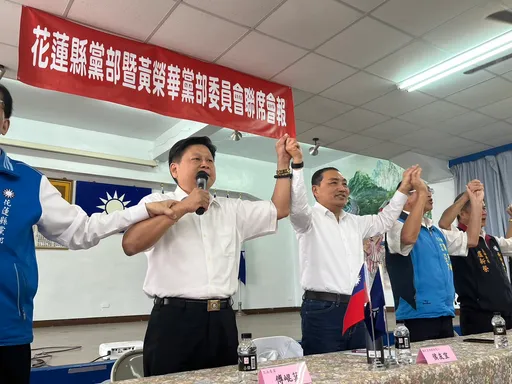 破冰!傅崐萁拉侯友宜手高喊「支持黨提名人」 總統之路移石添助力