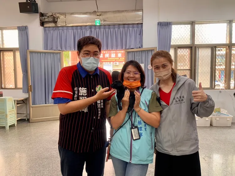蔡瑋寧里長落實守護街貓計畫，並推廣生命教育宣導活動。翻攝畫面