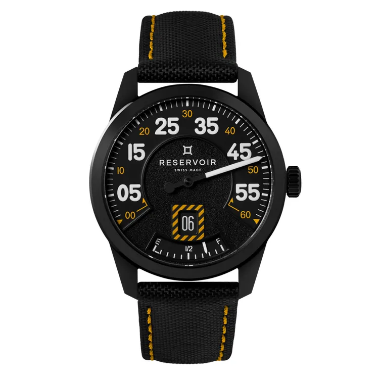 航空系列空戰PVD黃綫皮帶錶款，43mm，不鏽鋼PVD錶殼，RSV-240自動機芯，56小時動力儲存，具分針瞬時逆跳、大視窗跳時、動力儲存顯示功能，15萬8000元。翻攝官網