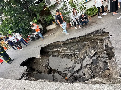 有片︱北市再現3米深天坑 赤峰街8巷灌漿搶修中