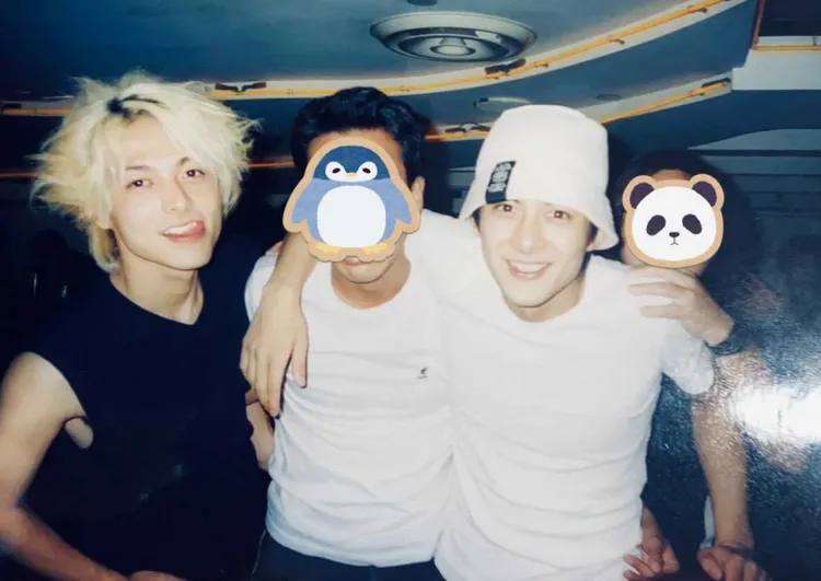 柏原收史（左）自認年輕時頑皮染金髮，透露哥哥柏原崇酒量差。翻攝柏原收史推特