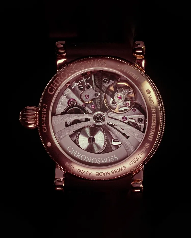 錶背透明底蓋，可觀賞內部的日內瓦波紋。品牌提供