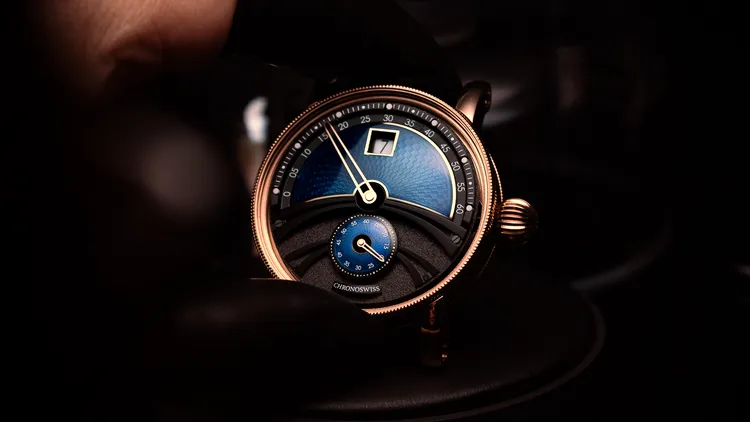 上半部由金匠手工機刻雕花打造的18克拉曲面黃金新月，經過600道手續才能完成。品牌提供